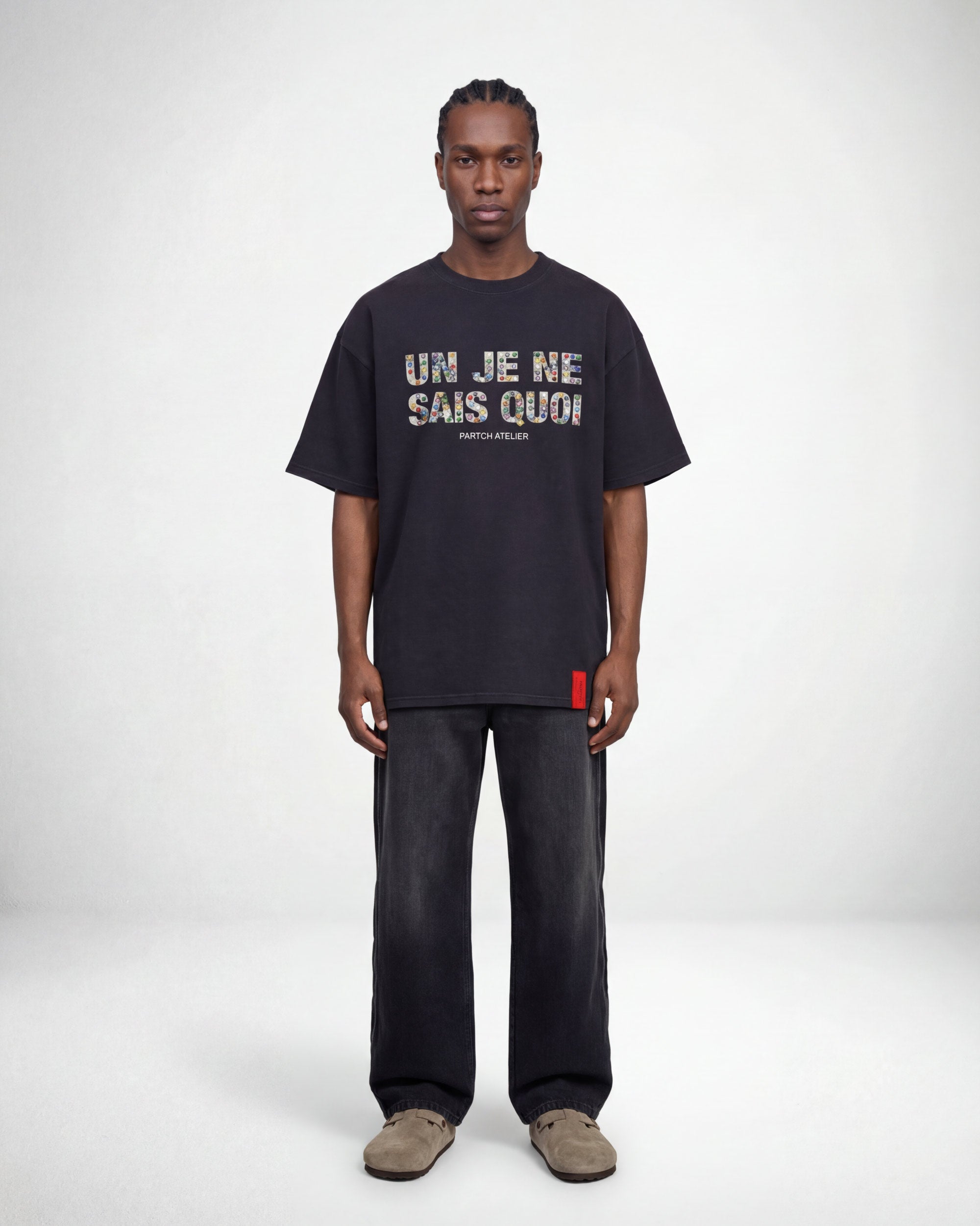 Un je ne sais quoi oversized t-shirt with crystal in vintage black | PARTCH